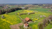Der Hof Raach mit seinem Umland gehört zum Gemeindegebiet von Häggenschwil, ist aber umgeben von der Thurgauer Gemeinde Egnach. (Bild: Benjamin Manser, 15. April 2019)