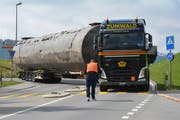 Auf dem Weg ins thurgauische Bettwiesen muss der Sattelschlepper so manch einen Engpass bewältigen. (Bild: Alessia Pagani)