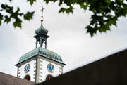 Kirchturm der Basilika St. Ulrich in Kreuzlingen. Der Weg zum friedvollen Miteinander unter ihrem Dach lugt hervor. (Bild: Reto Martin)