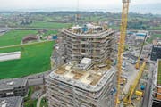 Auch das Dach auf 70 Metern Höhe wird begrünt, wie die Drohnenaufnahme zeigt. (Bild: PD/Zug Estates)