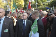 Christoph Blocher (Mitte), Silvia Blocher (hinter Blocher) und Toni Brunner (rechts) warten 2007 auf das Zeichen zum Marsch durch die Berner Altstadt. (Bild: Keystone)
