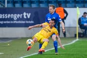 Xamax-Stürmer Raphaël Nuzzolo (vorne) wird hier vom FCL-Verteidiger Christian Schwegler zurückgehalten. Bild: Martin Meienberger/Freshfocus (Luzern, 13. April 2019)