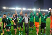 Jubel bei St. Gallen mit Cheftrainer Jeff Saibene nach dem 4:2-Sieg gegen Spartak Moskau, der den Ostschweizern den Einzug in die Europa-League-Gruppenphase bescherte. (Bild: Urs Bucher)
