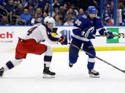 Dean Kukan (links) wirft mit den Columbus Blue Jackets den Qualifikationssieger Tampa Lighting aus den Playoffs (Bild: KEYSTONE/AP/CHRIS O'MEARA)