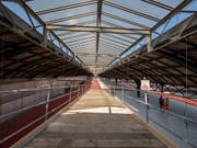 So gross wie ein Fussballfeld ist die Arbeitsbühne, von der aus die historischen Perronhallen im Bahnhof Basel SBB für 34 Millionen Franken saniert werden. (Bild: KEYSTONE/PATRICK STRAUB)