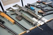 Waffen wie diese – ausgelegt im Fedpol in Bern – fallen unter die Revision des Schweizer Waffenrechts. Bild: Adrien Perritaz/Keystone (Bern, 22. Januar 2019)