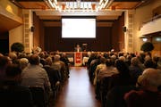 Der Präsident der Ortsbürgergemeinde, Claudio Vuono (Mitte) betonte den Stellenwert der Kultur in Rorschach. (Bild: Lena Müntener)