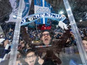 Ambri-Fans jubeln in der Valascia. 2021 soll der Umzug in das neue Stadion erfolgen (Bild: KEYSTONE/TI-PRESS/PABLO GIANINAZZI)