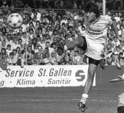 Der chilenische Weltklasse-Stürmer Ivan Zamorano, aufgenommen am 18. März 1990 in St. Gallen im Spiel gegen Lugano. Zamorano spielte von 1988 bis 1991 für den FC St.Gallen. (Bild: KEY)