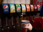Der US-Konzern profitierte einmal mehr davon, dass er nicht nur Getränke im Angebot hat. (Bild: KEYSTONE/AP/JENNY KANE)