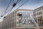Ein Bild der St.Galler Meistermannschaft von 1904 ziert die Filiale der St.Galler Kantonalbank. (Bild: Urs Bucher)