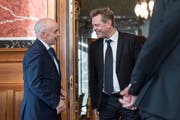 Reto Nause (rechts), Berns Sicherheitsdirektor, im Gespräch mit Bundespräsident Ueli Maurer. (Bild: Keystone)