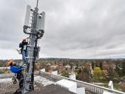 Montage einer 5G-Antenne in Chêne-Bougeries am 5. April im Kanton Genf. (Bild: KEYSTONE/MARTIAL TREZZINI)