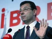 Ekrem Imamoglu, der Kandidat der grössten Oppositionspartei CHP, ist von der Wahlkommission zum Sieger der Bürgermeisterwahl in Istanbul erklärt worden. Das Mandat kann ihm aber wieder aberkannt werden, denn die Entscheidung über eine Wiederholung der Abstimmung steht noch aus. (Bild: KEYSTONE/EPA/ERDEM SAHIN)