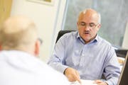 Ruedi Zbinden mit dem Jahresbericht der Gemeinde Bussnang. (Donato Caspari)