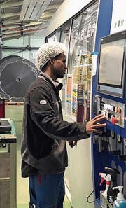 Mekete Mehari macht eine Lehre als Kunststoffverarbeiter. (Bild: pd)