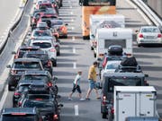 Wer den stehenden Autokolonnen an Ostern aus dem Weg gehen will, startet seine Reise in den Süden am besten bereits am Mittwoch. (Bild: KEYSTONE/URS FLUEELER)