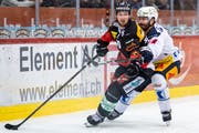 Zugs Raphael Diaz (rechts) bedrängt Berns Tristan Schwerwey. Bild: Alexandra Wey/Key (Bern, 16.4.2019)