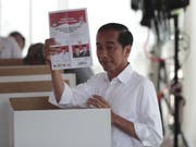 Indonesiens Präsident Joko Widodo am Mittwoch bei der Stimmabgabe in Jakarta - es zeichnet sich ein klarer Sieg des Amtsinhabers ab. (Bild: Keystone/AP/DITA ALANGKARA)