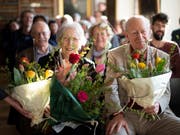 Die Schweizer Autorin Helen Meier sitzt neben Autor Franz Hohler, anlässlich einer Feier zu ihrem 90. Geburtstag am Mittwoch in Trogen. (Bild: KEYSTONE/GIAN EHRENZELLER)