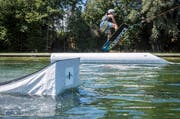 Wie hier in Kefikon sollen sich Wassersportler bald auch in Romanshorn mit dem Lift durchs Wasser ziehen lassen. (Bild: Reto Martin)