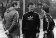 Er trainierte den FC St.Gallen in der ersten Hälfte der 80er-Jahre: Helmuth Johannsen (links), hier mit Ladislav Jurkemik (Mitte) und Zdenek Urban. (Bild: Keystone)
