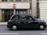 Schweizer Bürgerinnen und Bürger, die in Grossbritannien arbeiten, sollen auch im Falle eines ungeordneten Brexit bevorzugt behandelt werden. Gleiches soll für britische Arbeitnehmende in der Schweiz gelten. (Bild: Keystone/JEAN-CHRISTOPHE BOTT)