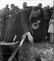 Hans Fischli bei der Grundsteinlegung in Trogen, 1946. (Bild: Theo Frey, Zürich)