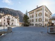 Die «Weisse Villa» (links) und das «Post Hotel Löwe» in Mulegns an der Julierstrecke. Sie sollen mit einem neuen Konzept gerettet werden. (Bild: KEYSTONE/GIAN EHRENZELLER)