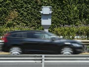 Ein Aargauer Sonderfall steht vor dem Ende: An einem Strassenknoten in Baden soll der erste stationäre Blitzer für Rotlicht- und Temposünder aufgestellt werden. (Bild: Keystone/JEAN-CHRISTOPHE BOTT)