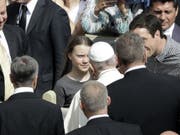 Umweltaktivistin Greta Thunberg und Papst Franziskus auf dem Petersplatz am Mittwoch. (Bild: Keystone/AP/GREGORIO BORGIA)