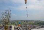 Eine Kranladung Substrat kommt angeflogen. (Bild: PD/Zug Estates)