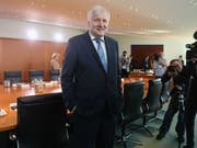 Der deutsche Innenminister Horst Seehofer (CSU) am Mittwoch beim Eintreffen zur Kabinettssitzung - das Kabinett billigte sein «Geordnete-Rückkehr-Gesetz». (Bild: KEYSTONE/EPA/ADAM BERRY)