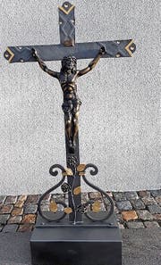 Nach 50 Jahren im Wind und Wetter wurde das Kreuz wieder hübsch aufgefrischt. (Bild: pd)