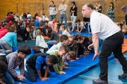 Mit Spass dabei: Kinder üben die Herzdruckmassage. (Bild: Eveline Beerkircher, Kriens, 18. April 2019)