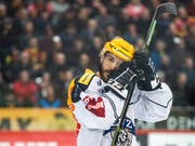 Zugs Garrett Roe - im Bild am letzten Dienstag - wurde vor Swiss Ice Hockey wegen einer Schwalbe gebüsst (Bild: KEYSTONE/ALEXANDRA WEY)