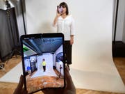 Samsung nimmt Falt-Handy wegen möglicher Mängel unter die Lupe. (Bild: KEYSTONE/AP/KELVIN CHAN)