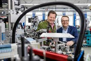 Schurter-Verwaltungsratspräsident Hans-Rudolf Schurter (links) und Ralph Müller, CEO der Schurter-Gruppe, in der Produktion in Luzern. (Bild: Philip Schmidli, 20. März 2018)