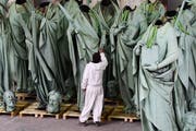 Statuen, die normalerweise auf den Mauern der Notre-Dame beheimatet sind. (Bild: EPA/CAROLINE BLUMBERG)