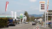 Drei Tankstellenshops in unmittelbarer Nähe. Links die BP-Tankstelle an der Tramstrasse 19, rechts vorne die Coop-Tankstelle, Tramstrasse 20, und hinten die Agip-Tankstelle, Tramstrasse 28. (Bild: Susi Miara)