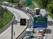 Der Osterstau entwickelte sich langsam, am Donnerstagnachmittag aber erreichte er sieben Kilometer. (Bild: KEYSTONE/ALEXANDRA WEY)