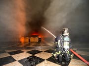 Pariser Feuerwehrmann im Einsatz im inneren der brennenden Kathedrale Notre-Dame. (Bild: KEYSTONE/EPA BSPP/BENOIT MOSER / BSPP / HANDOUT)