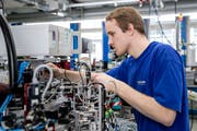 Ein Schurter-Mitarbeiter bei Montagearbeiten an einer Produktionsmaschine für Sicherungen. (Bild: Philipp Schmidli, Luzern, 20. März 2018)
