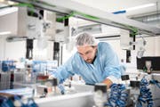 Blick in die Produktion von Schurter Electronics am Standort Hardenberg in Holland. Hier werden Touchscreens hergestellt. (Bild: Romeo Hafner/PD)