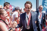 Patrick Fischer lässt sich nach dem Gewinn von WM-Silber am Flughafen in Zürich feiern. (Bild: Melanie Duchene/KEY (Zürich, 21. Mai 2018))