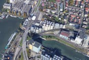 Auf diese Öltanks im Dreiländereck hatte es der IS abgesehen. (Bild: Screenshot Google Maps)