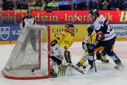 Zu oft an Berns Goalie Leonardo Genoni gescheitert: Auch Zug-Stürmer Dennis Everberg (rechts) bleibt hier erfolglos.(Bild: Patrick Straub/Freshfocus ,Zug, 18. April 2019)