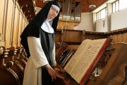 Schwester Veronika an der Orgel in der Klosterkirche: «Das Leben im Kloster ist dynamisch und spannend.» (Bild: Christof Lampart)