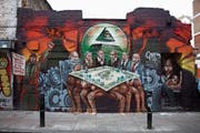 Eine Fotografie des antisemtischen Wandbilds ist derzeit im jüdischen Museum an der Ausstellung «Juden, Geld, Mythos» zu sehen – Labour-Vorsitzender Jeremy Corbin hatte sich 2012 mit dem Künstler solidarisiert. (Bild: Getty)