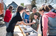 Die Archäologen zeigen den Besuchern, was sie im See vor Güttingen gefunden haben. (Bild: Andrea Stalder)
